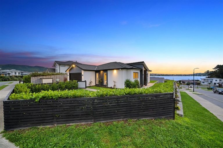 Photo of property in 2 Ihakara Arthur Lane, Aotea, Porirua, 5024
