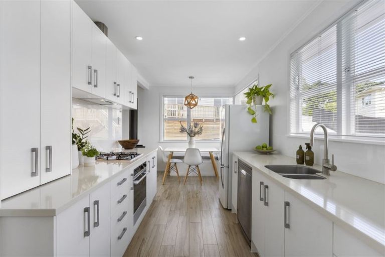 Photo of property in 17b Roseneath Place, Birkdale, Auckland, 0626