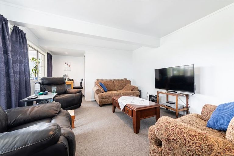 Photo of property in 1 Wakeling Avenue, Te Atatu South, Auckland, 0610