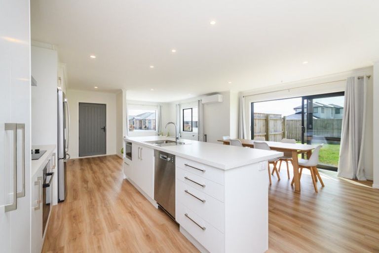 Photo of property in 12 Corsica Court, Fitzherbert, Palmerston North, 4410