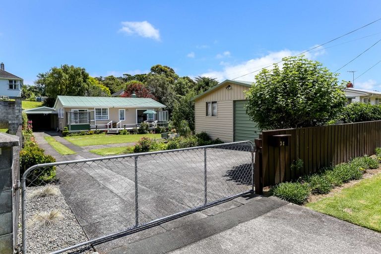 Photo of property in 30 Seaview Road, Marfell, New Plymouth, 4310