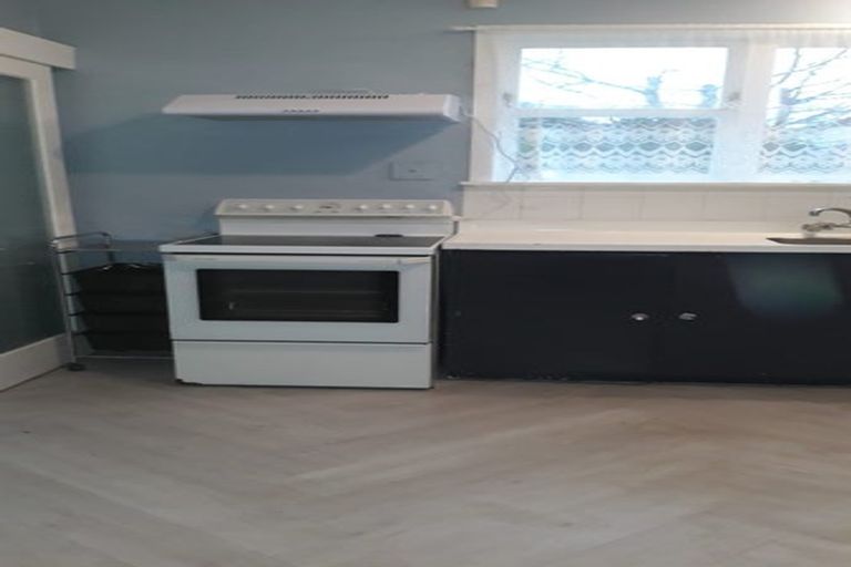 Photo of property in 5 Alder Place, Newlands, Wellington, 6037