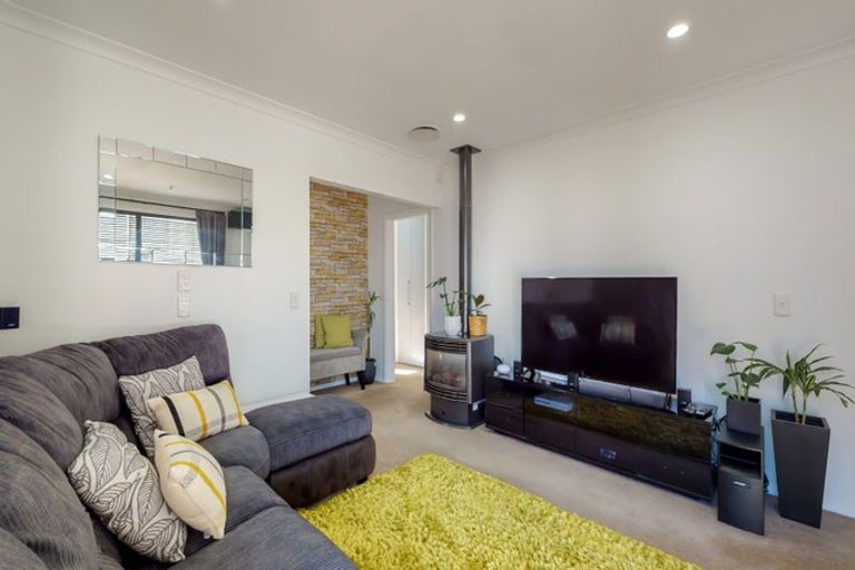 Photo of property in 14c Bracken Road, Newlands, Wellington, 6037