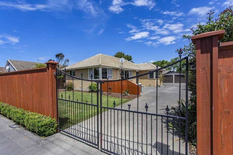 Photo of property in 82 Farquhars Road, Redwood, Christchurch, 8051