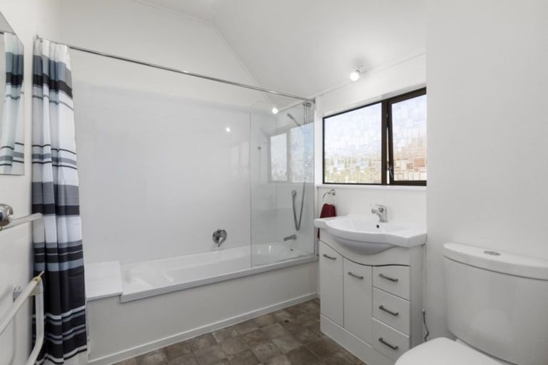 Photo of property in 2/17u Randwick Crescent, Moera, Lower Hutt, 5010