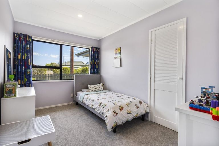 Photo of property in 2/16 Cabello Place, Unsworth Heights, Auckland, 0632