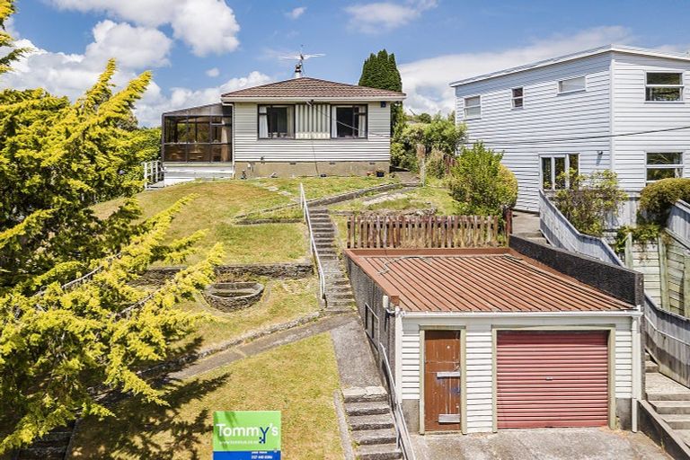 Photo of property in 4 Hillary Street, Tawa, Wellington, 5028