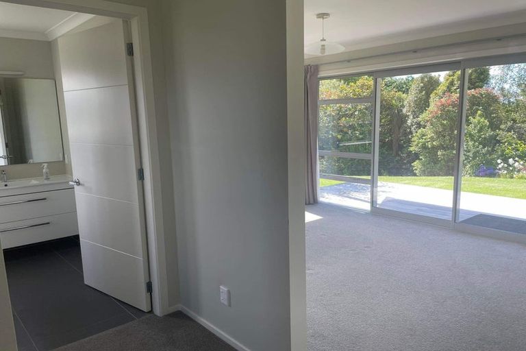 Photo of property in 52 Tarahunga Road, Levin, 5571