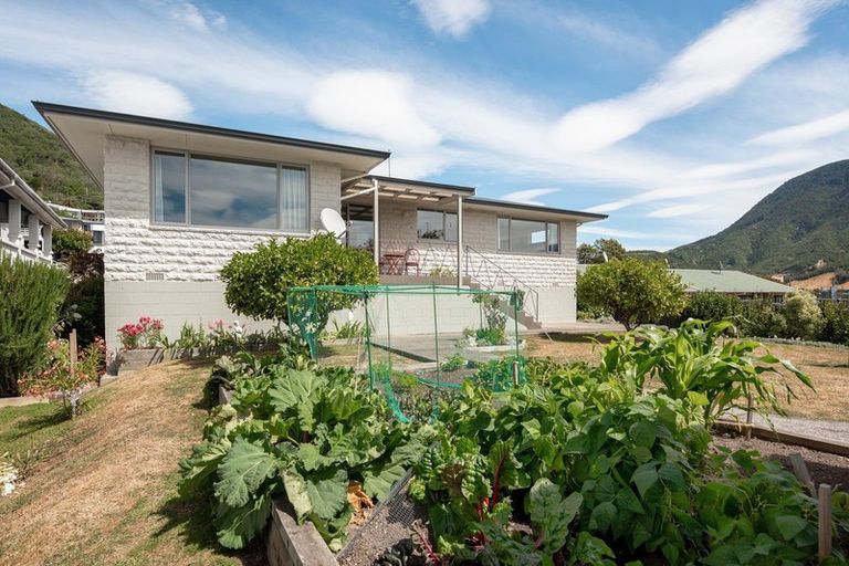 Photo of property in 23 Broadway, Picton, 7220