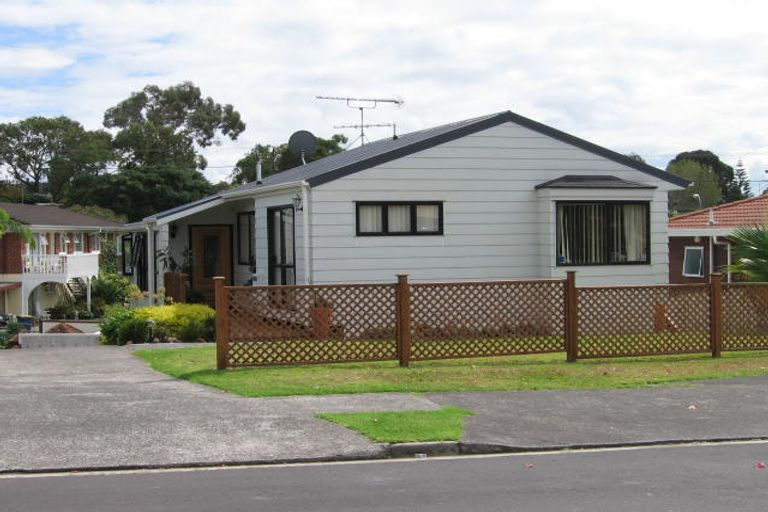 Photo of property in 28 Taupiko Place, Green Bay, Auckland, 0604