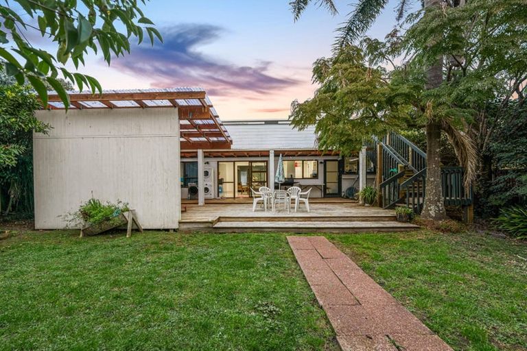 Photo of property in 214a Edmonton Road, Te Atatu South, Auckland, 0610