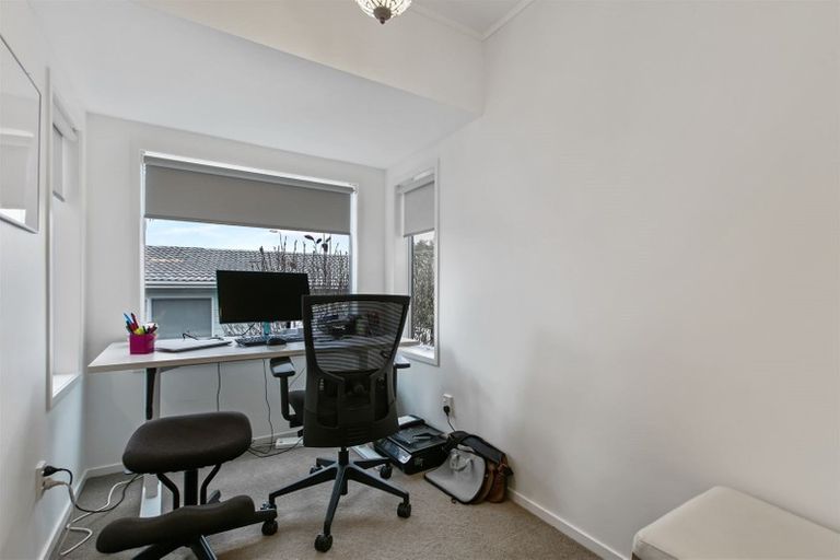 Photo of property in 24 Holdaway Avenue, Northcote, Auckland, 0627