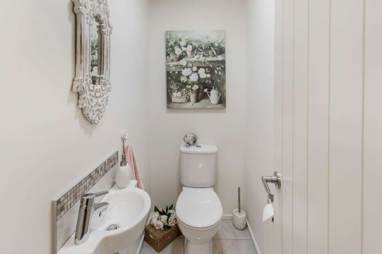 Photo of property in 98 Rosalie Terrace, Kelvin Grove, Palmerston North, 4414