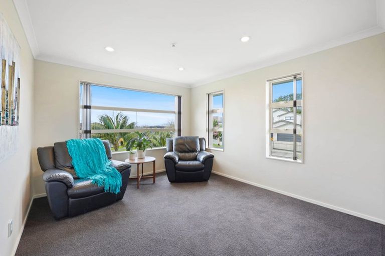 Photo of property in 111 Lake Panorama Drive, Henderson Valley, Auckland, 0612