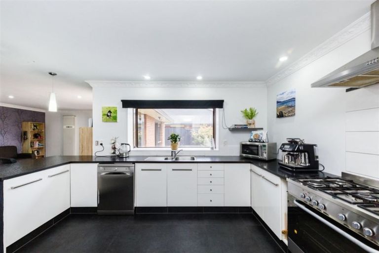 Photo of property in 77 Pacific Drive, Fitzherbert, Palmerston North, 4410