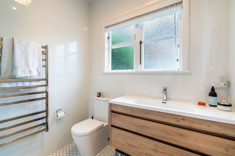 Photo of property in 1/193 Queen Street, Northcote Point, Auckland, 0627