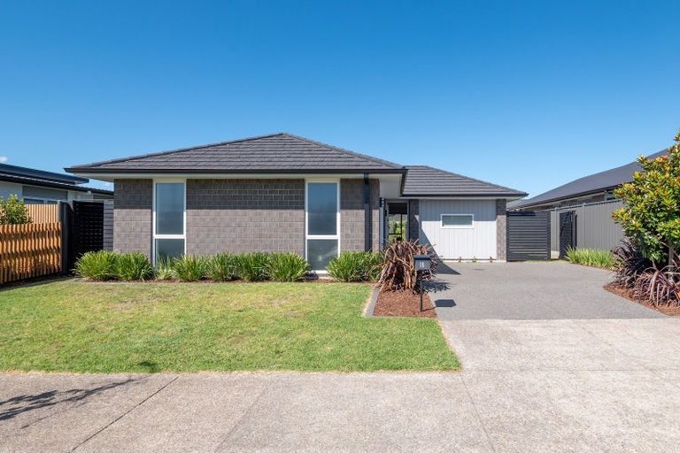 Photo of property in 18 Tabraham Crescent, Pyes Pa, Tauranga, 3112