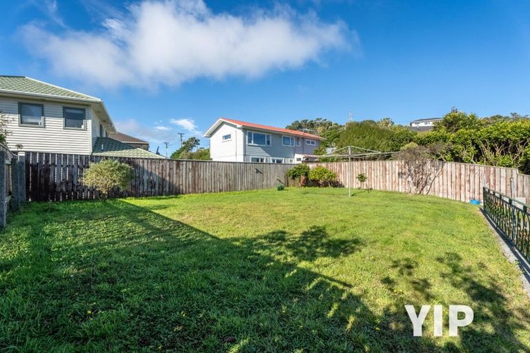 Photo of property in 22 Longcroft Terrace, Newlands, Wellington, 6037
