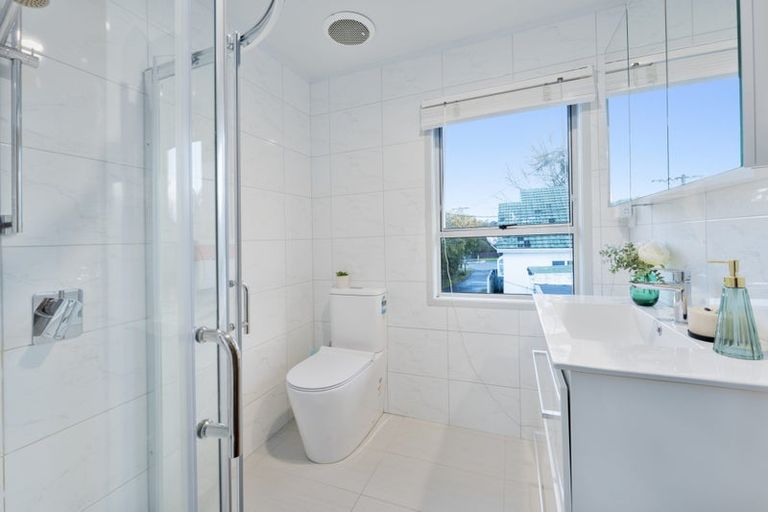 Photo of property in 2/43 Rimu Street, New Lynn, Auckland, 0600