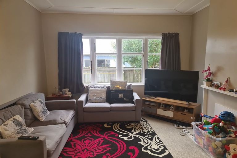 Photo of property in 64 Oxford Terrace, Epuni, Lower Hutt, 5011