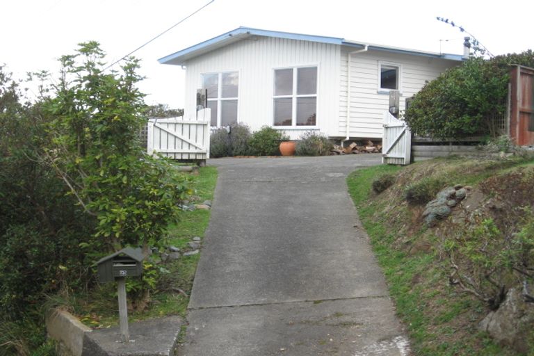 Photo of property in 23 Cotswold Crescent, Newlands, Wellington, 6037