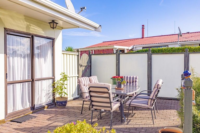Photo of property in 17 Waitote Street, Castlecliff, Whanganui, 4501
