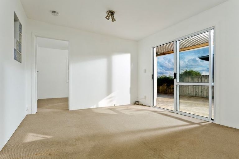 Photo of property in 2/20 Pemberton Avenue, Bayview, Auckland, 0629