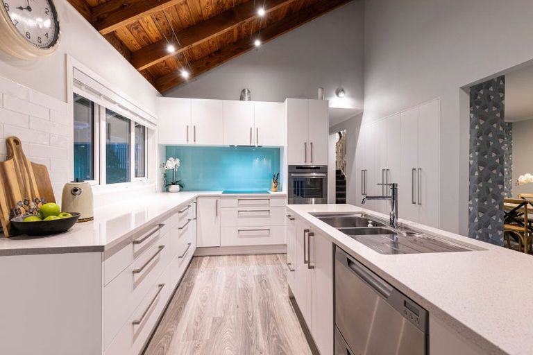 Photo of property in 21 Hebron Road, Waiake, Auckland, 0630