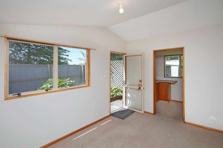 Photo of property in 8 Brookby Crescent, Avonhead, Christchurch, 8042