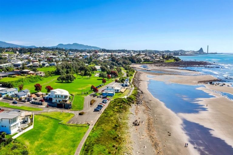 Photo of property in Weekeston Apartments, 2 Nobs Line, Strandon, New Plymouth, 4312