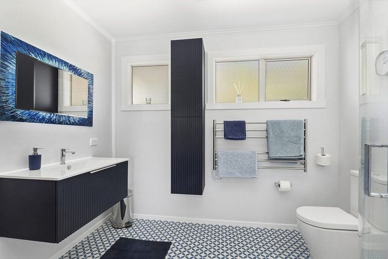 Photo of property in 14 Kenef Road, Paremata, Porirua, 5024