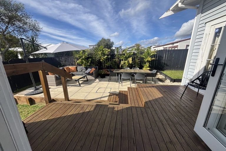 Photo of property in 2b Neil Avenue, Te Atatu Peninsula, Auckland, 0610