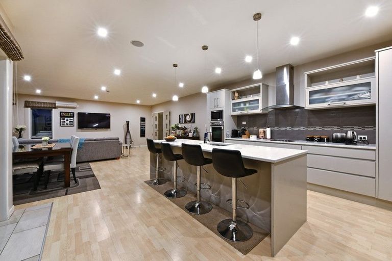 Photo of property in 42 Heretaunga Square, Silverstream, Upper Hutt, 5019