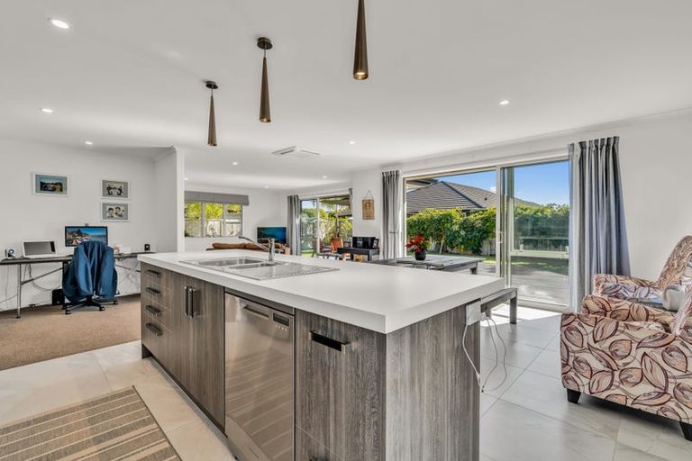 Photo of property in 11 Kaurinui Crescent, One Tree Point, 0118