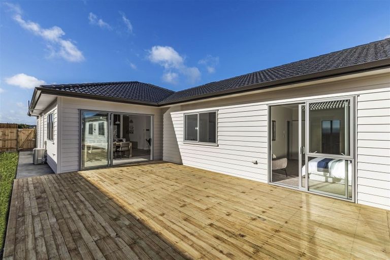 Photo of property in 20 Gilbransen Road, Kumeu, 0810