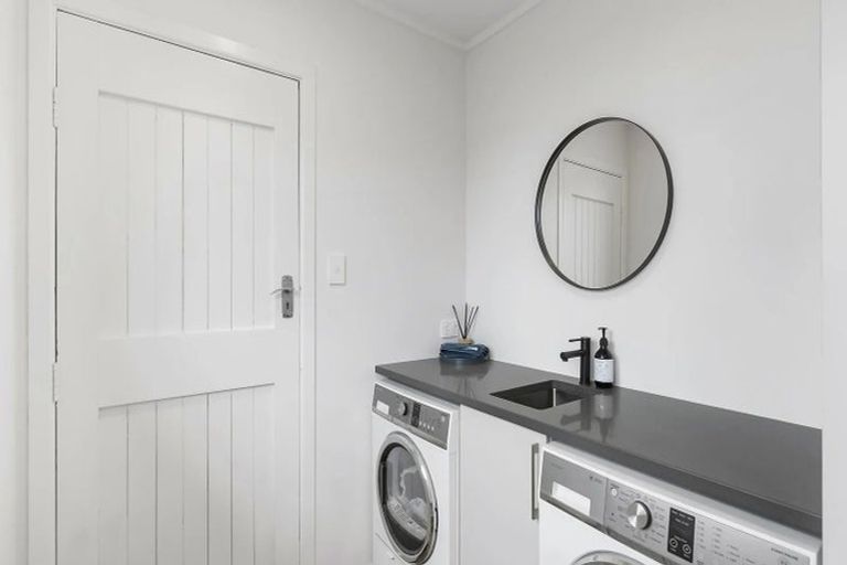 Photo of property in 1/60 Hillcrest Avenue, Hillcrest, Auckland, 0627