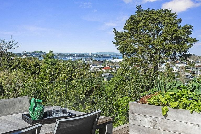 Photo of property in 32 Seaview Avenue, Northcote, Auckland, 0627