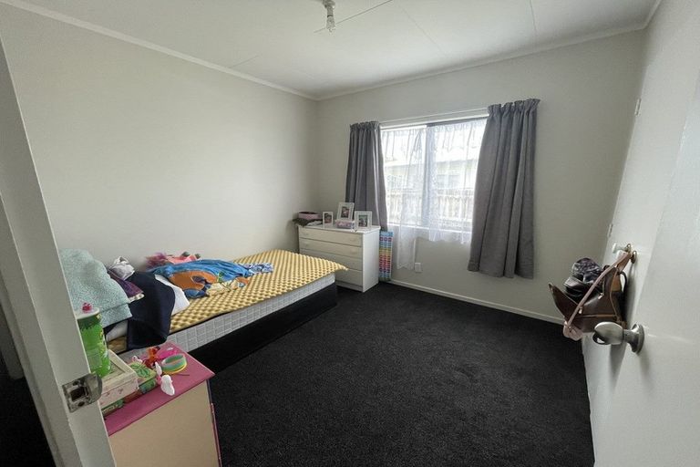 Photo of property in 2/5 Solveig Place, Randwick Park, Auckland, 2105