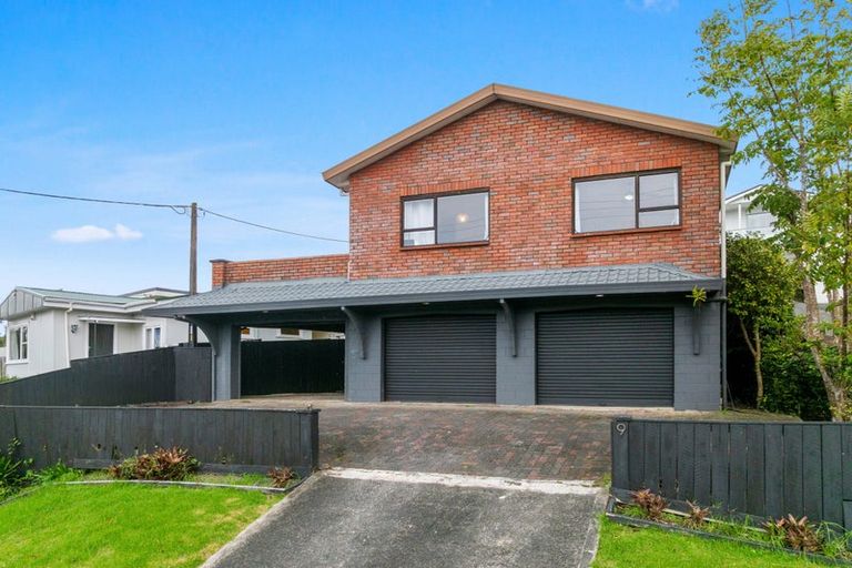 Photo of property in 9 Pohutukawa Avenue, Red Beach, 0932