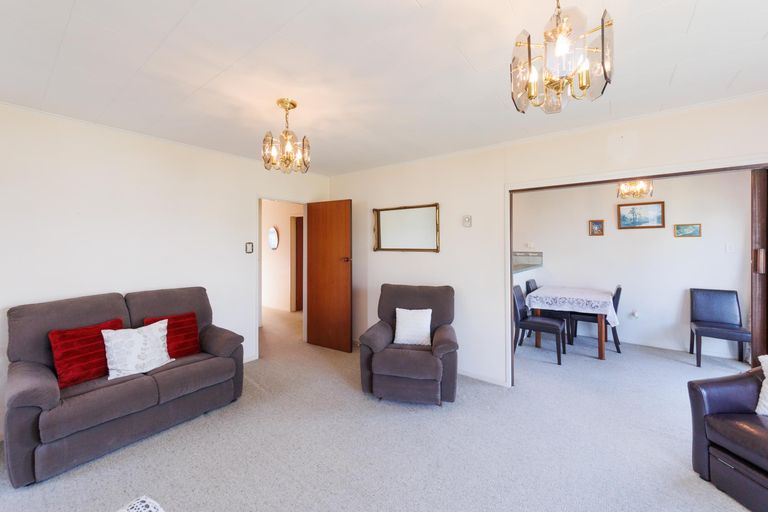 Photo of property in 5 Hollows Crescent, Takaro, Palmerston North, 4412