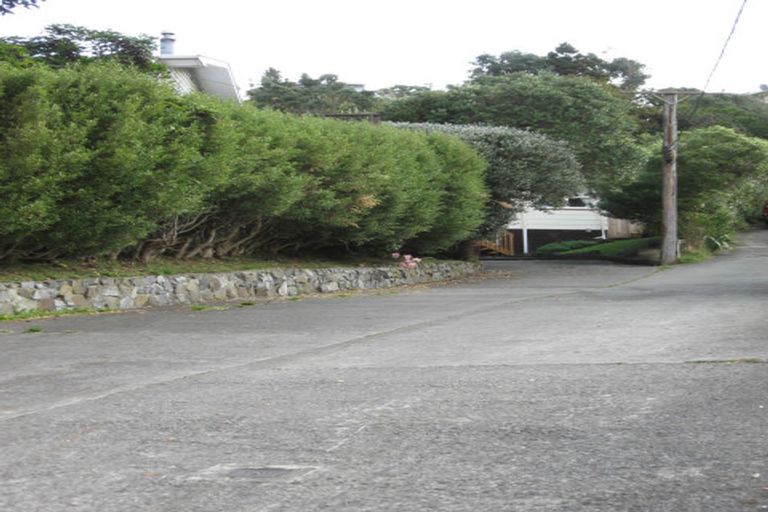 Photo of property in 21 Alwyn Place, Newlands, Wellington, 6037