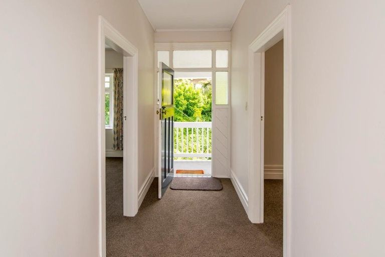 Photo of property in 10 Governor Road, Northland, Wellington, 6012