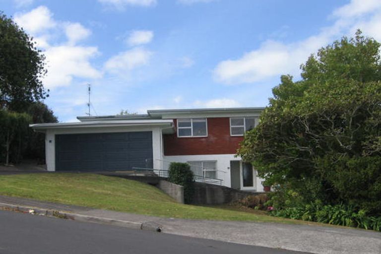 Photo of property in 1/2 Girrahween Drive, Totara Vale, Auckland, 0629