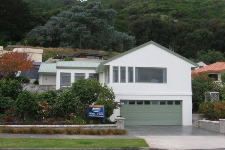 Photo of property in 85 Kakariki Grove, Waikanae, 5036