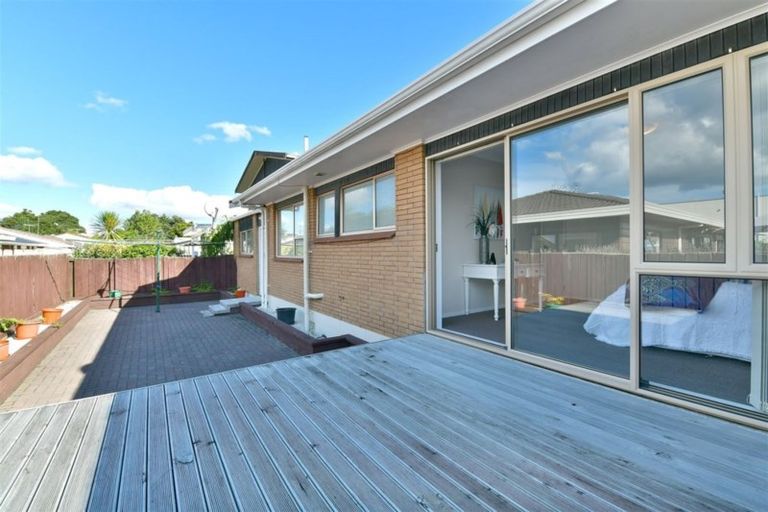 Photo of property in 2/24 Tamariki Avenue, Kelston, Auckland, 0602