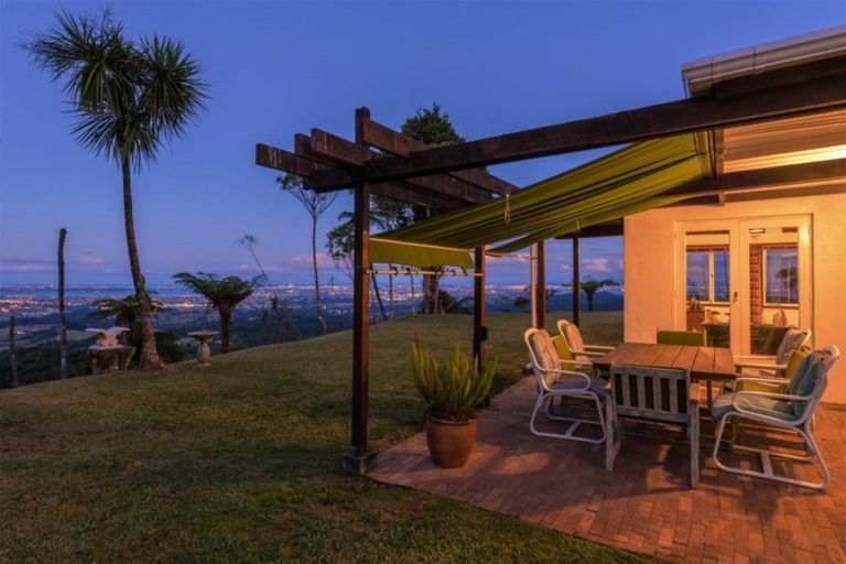 Photo of property in 531 Scenic Drive, Waiatarua, Auckland, 0612