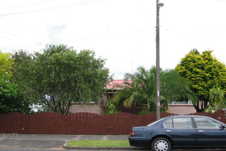 Photo of property in 15 Alanbrooke Crescent, Avondale, Auckland, 0600