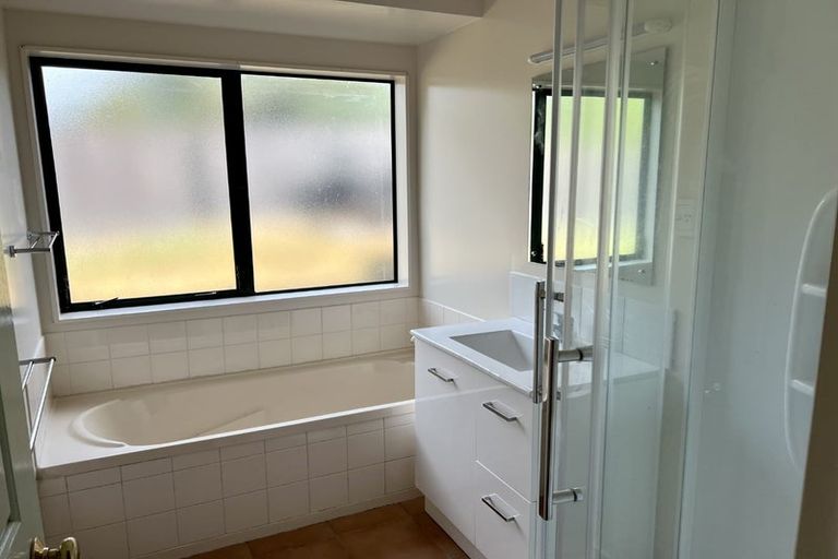 Photo of property in 1/39 Schnapper Rock Road, Greenhithe, Auckland, 0632