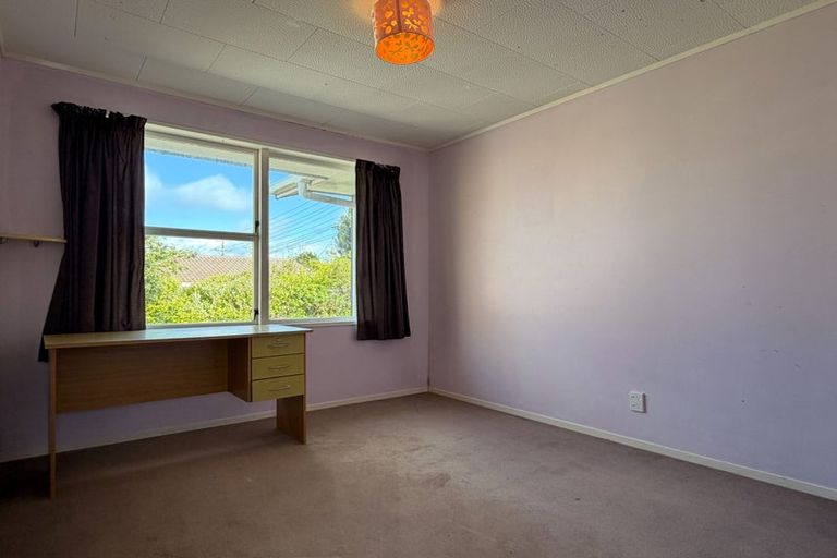 Photo of property in 145 Chivalry Road, Glenfield, Auckland, 0629