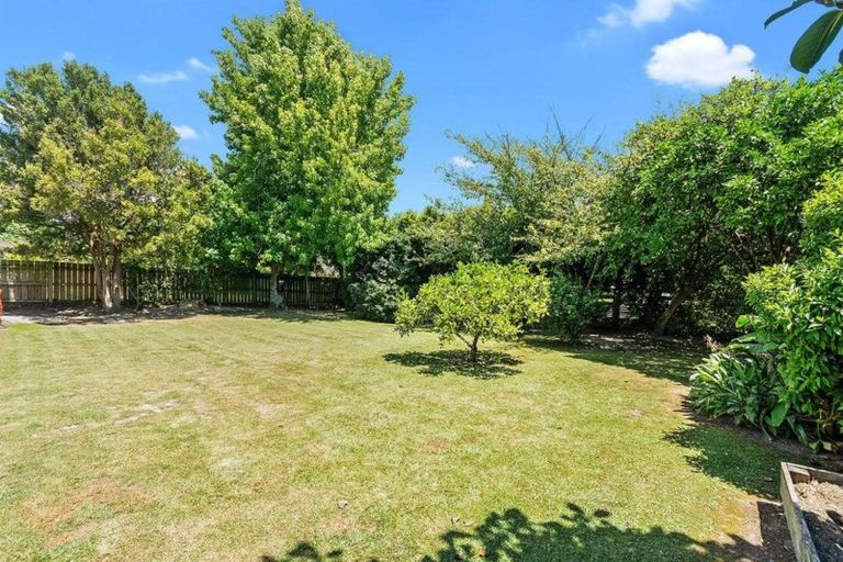 Photo of property in 106 Te Atatu Road, Te Atatu South, Auckland, 0610